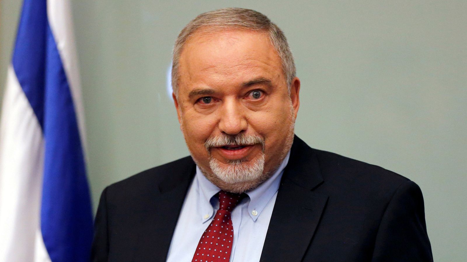 El exministro de Defensa israelí, Avigdor Lieberman, anunciando su dimisión en rueda de prensa