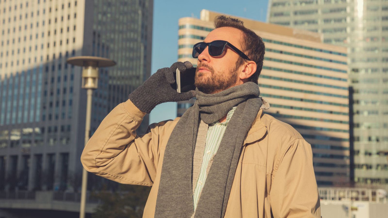 Un hombre habla por teléfono