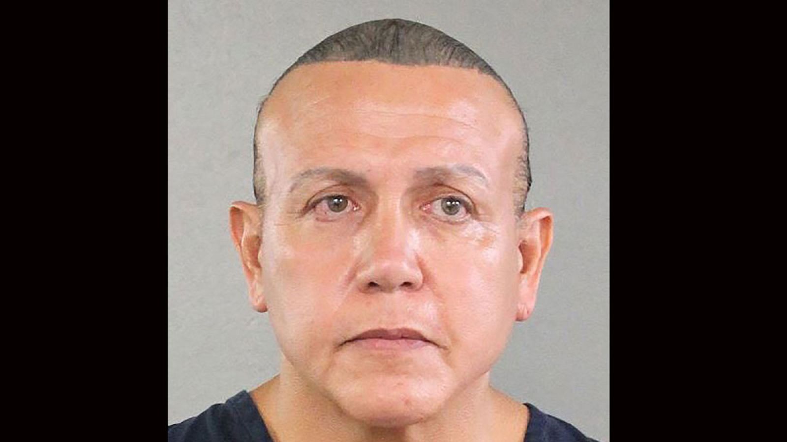 El acusado de enviar 16 paquetes bomba a figuras públicas en EE.UU. se declara no culpable