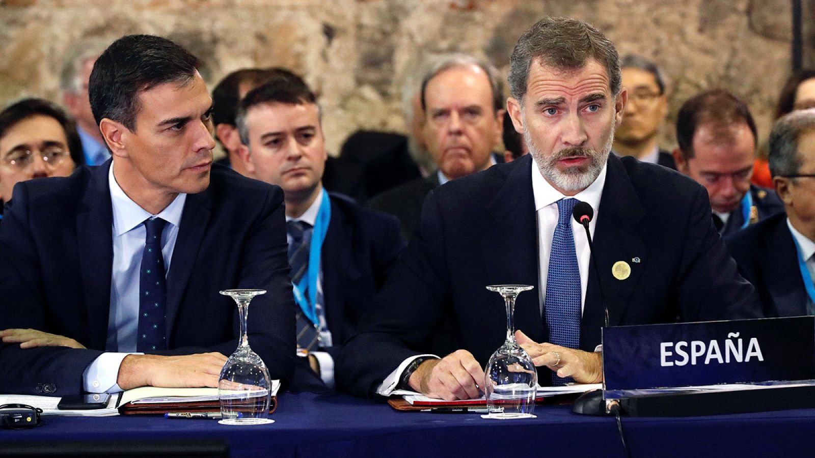 El rey Felipe VI, durante su intervención en la apertura de la XXVI Cumbre Iberoamericana junto al Presidente del Gobierno, Pedro Sánchez