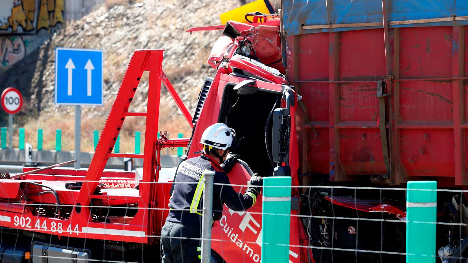 Efectivos de bomberos trabajan en un accidente de tráfico, en una foto de archivo