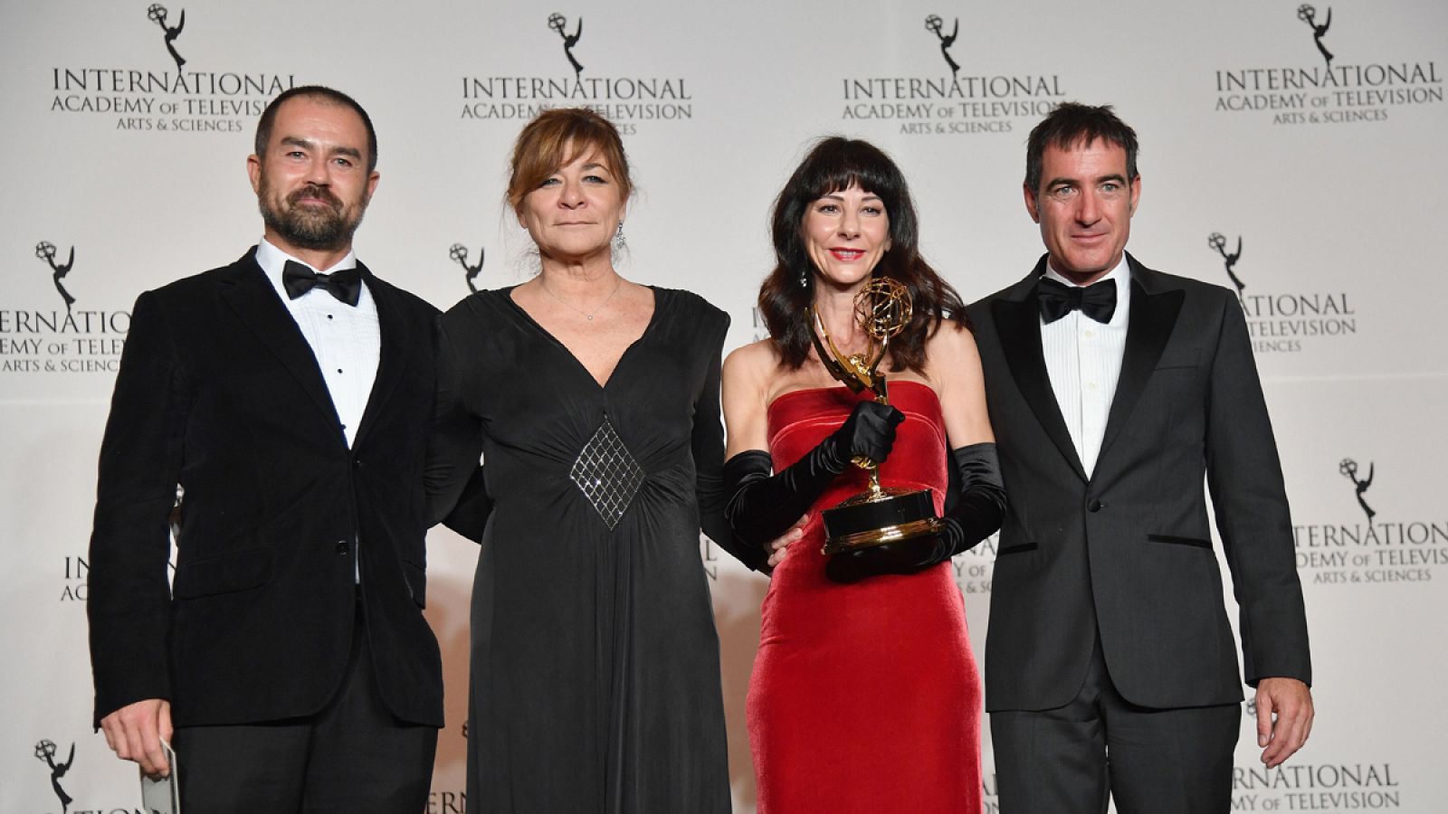 Productores y guionistas de "La Casa de Papel" posan con el emmy