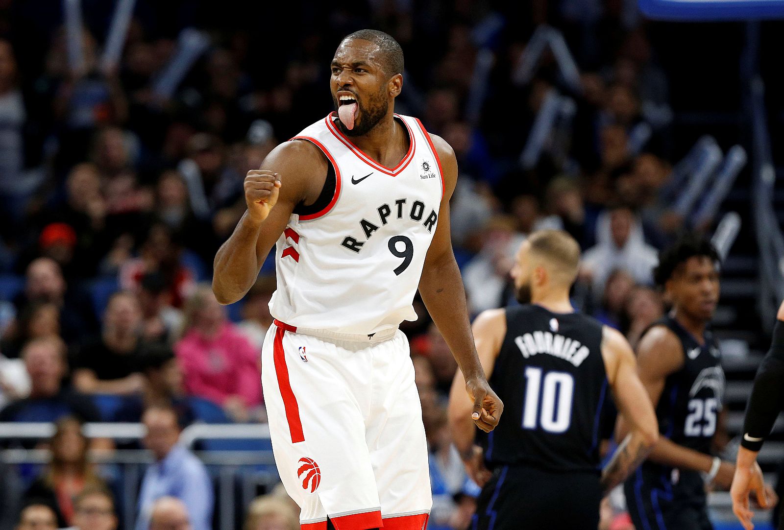 NBA | Ibaka hace un gesto tras anotar una canasta a los Orlando Magic