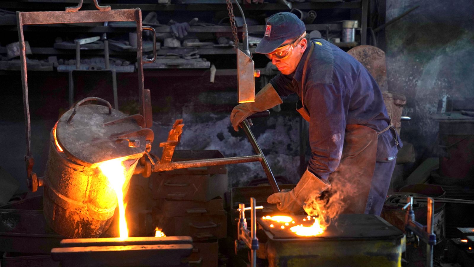 Un trabajador de una fundición cerca de Bilbao