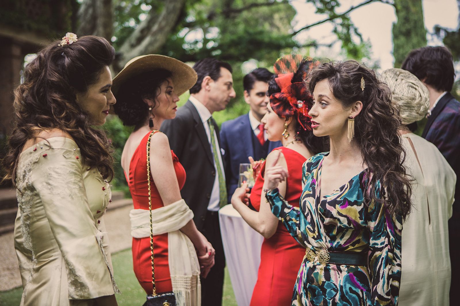 Karina acude con Carlos a la boda de Julia#CuéntamePeligro