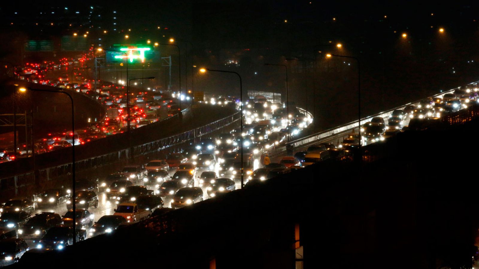 Los gases de efecto invernadero, como el CO2 que desprenden los automóviles, atrapan el calor en la atmósfera.