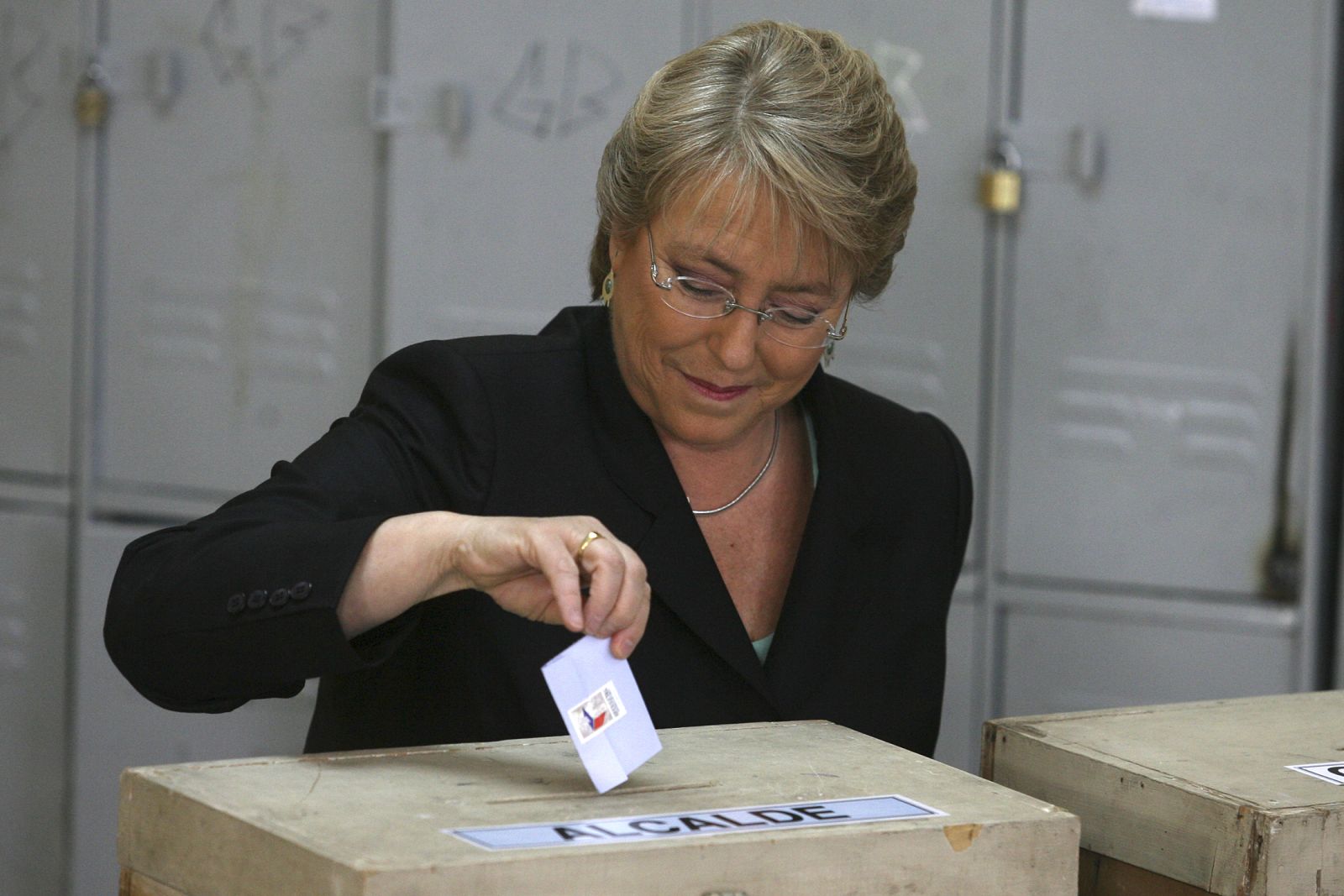 Bachelet pide más unidad y autocrítica a la alianza gobernante