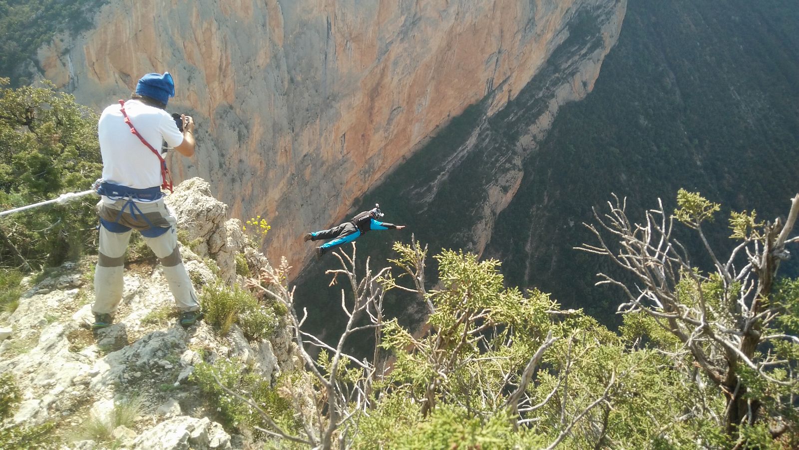 Escalada, salto base, aguas bravas, rescate en montaña y escalada con personas con discapacidad