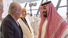 El rey Juan Carlos habla con el príncipe heredero saudí en el GP de Abu Dabi