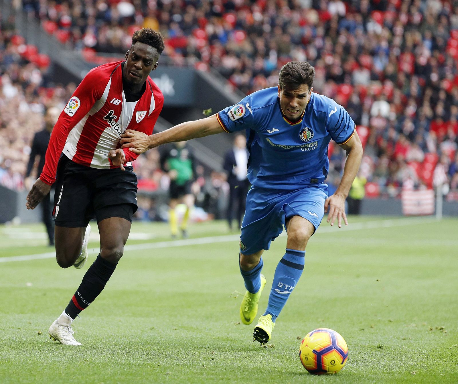 Iñaki Williams (i) disputa un balón con el defensa uruguayo del Getafe, Leandro Cabrera, durante el partido.