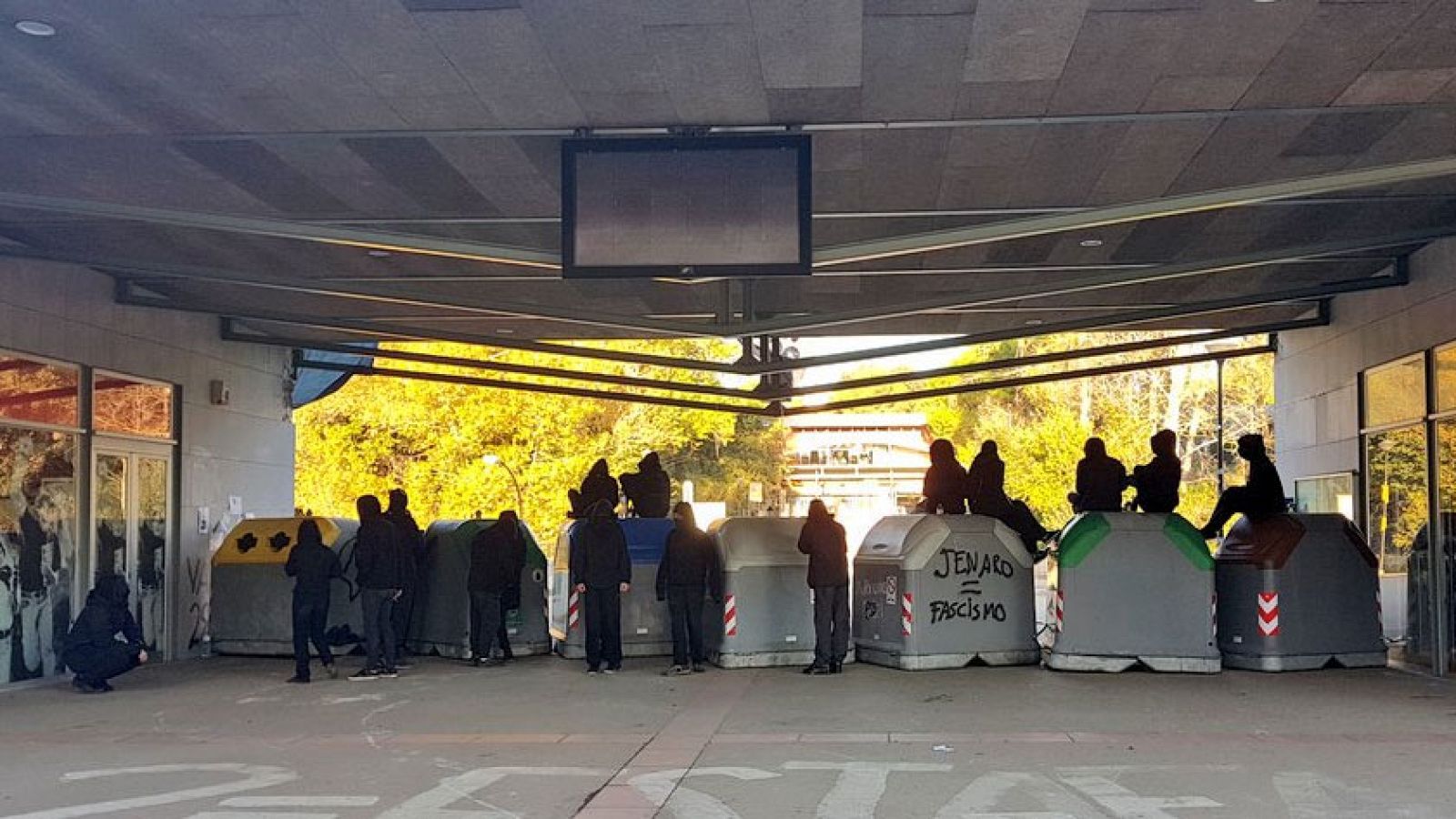 Bloquean con contenedores los accesos a la Universidad Autónoma de Barcelona