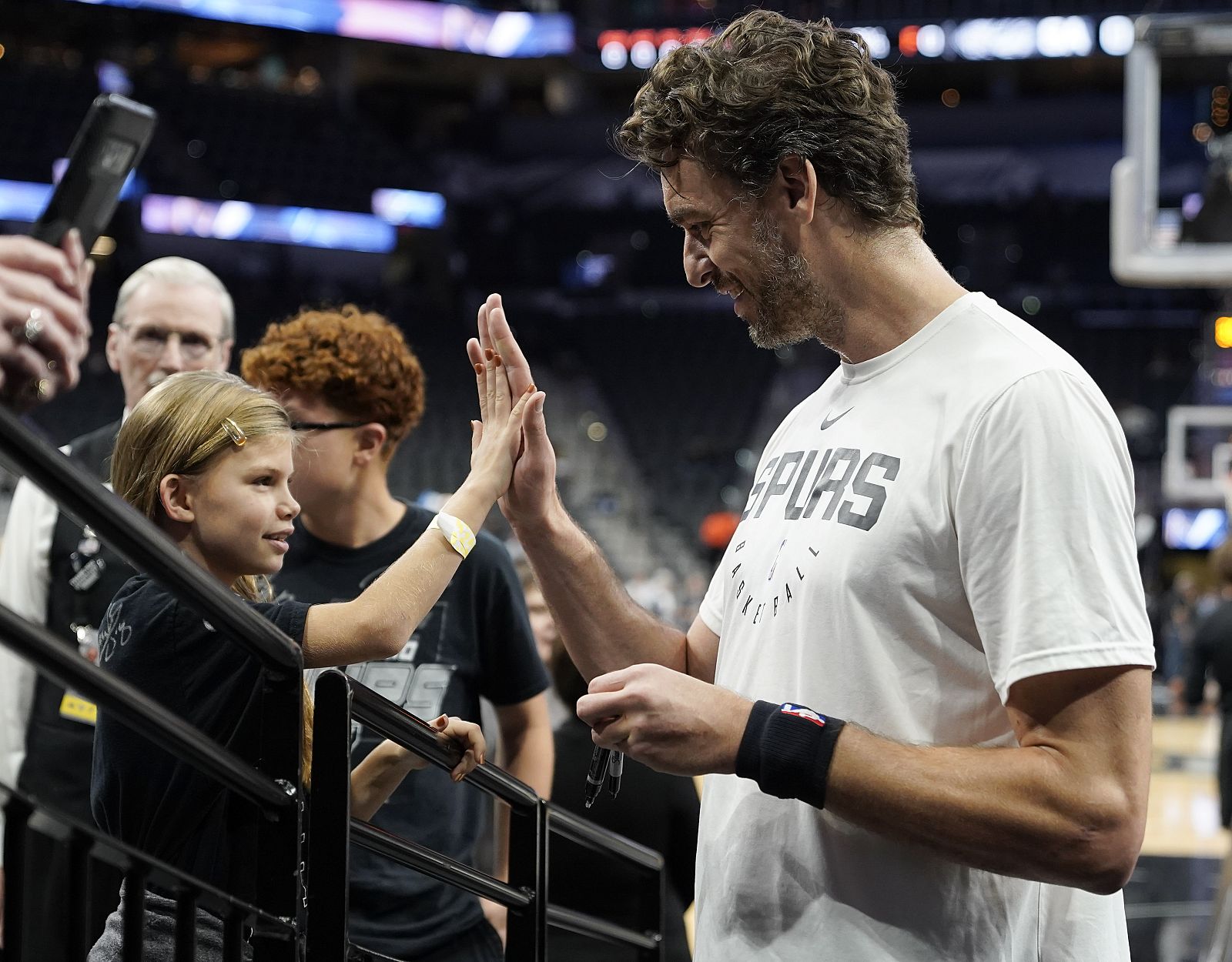 Pau Gasol saluda a una niña