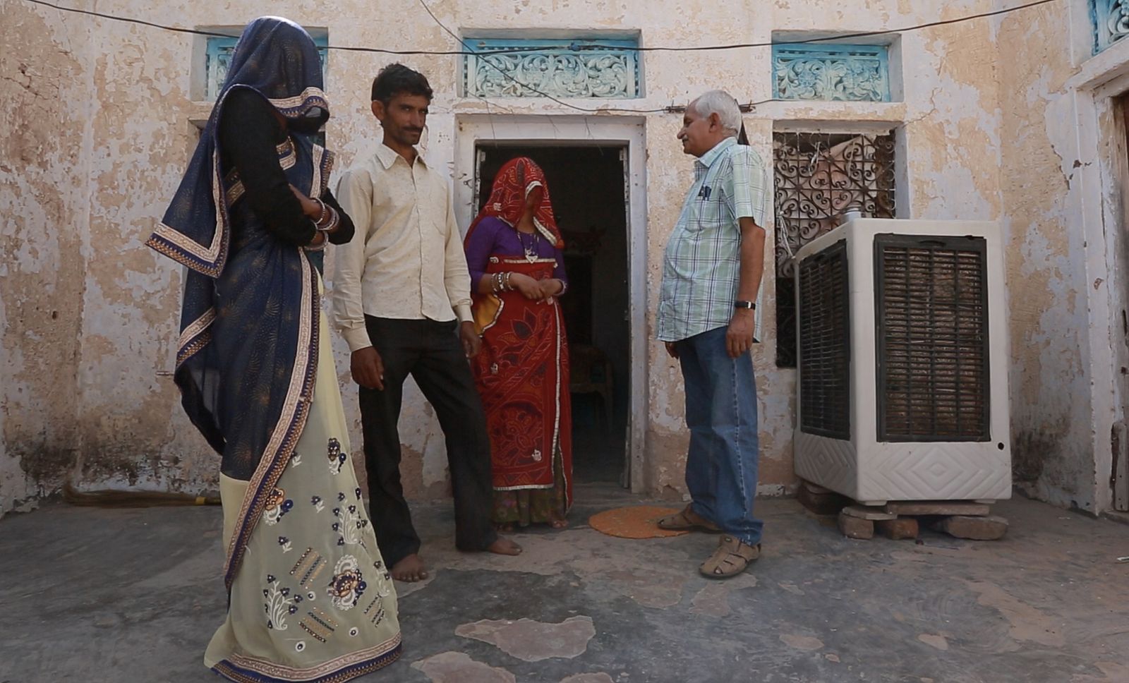 Solteros en la India un joven busca  su hermana desaparecida