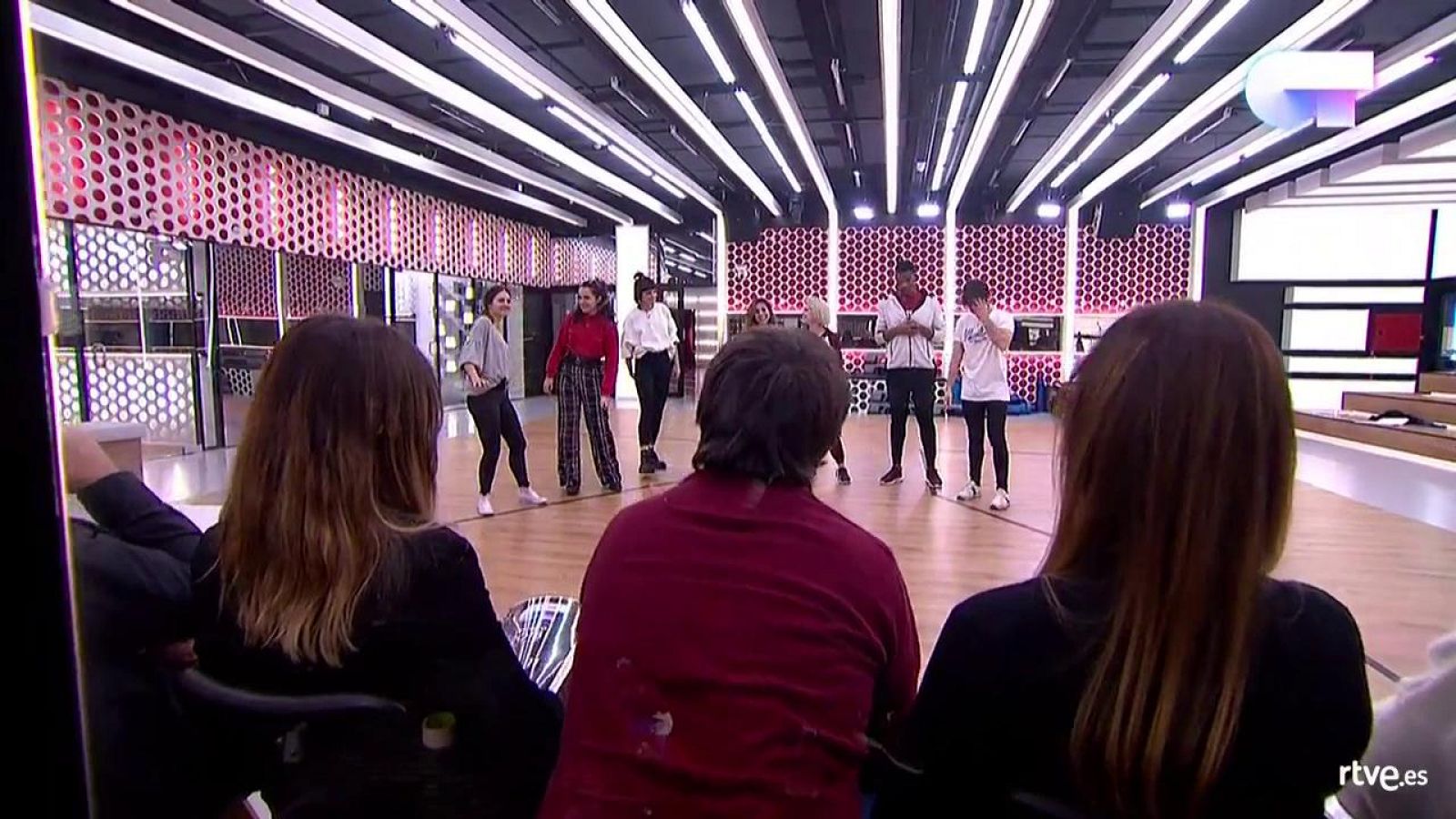 Los concursantes cantan la grupal ante de los profesores en el primer pase de micros de la gala 11