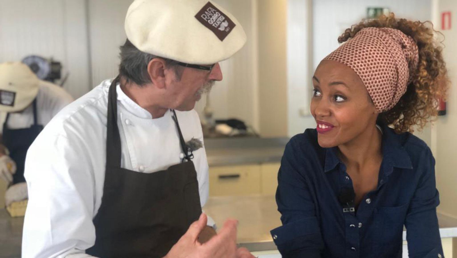 Lucía Mbomio realizando su trabajo de periodista