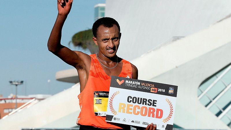 Gebreselassie gana y bate el récord en el maratón de Valencia con 2:04:30