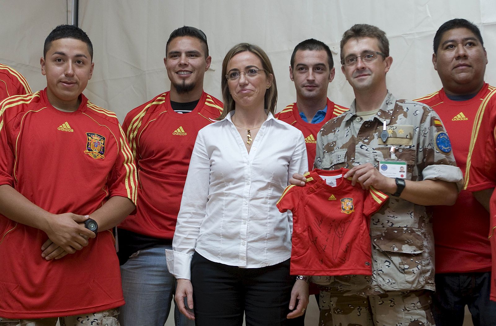 Chacón visita a las tropas españolas en Chad