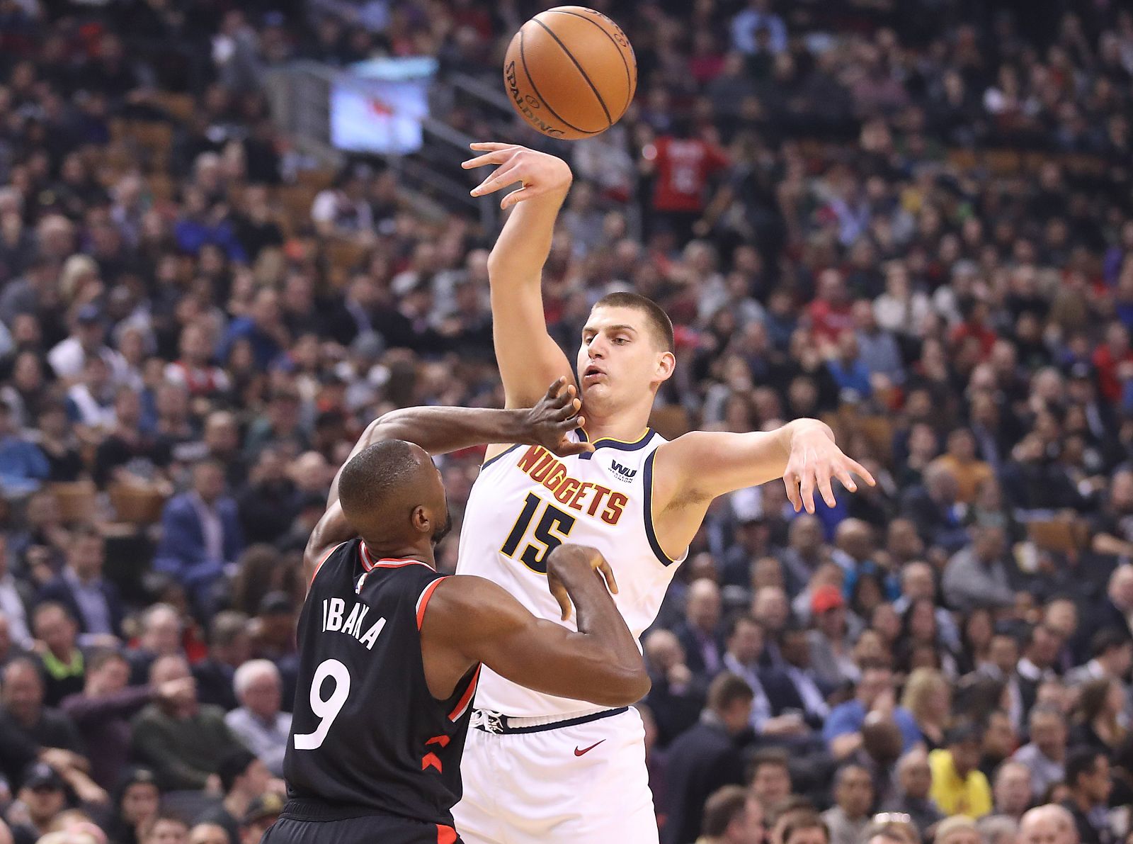 Jokic, defendido por Ibaka