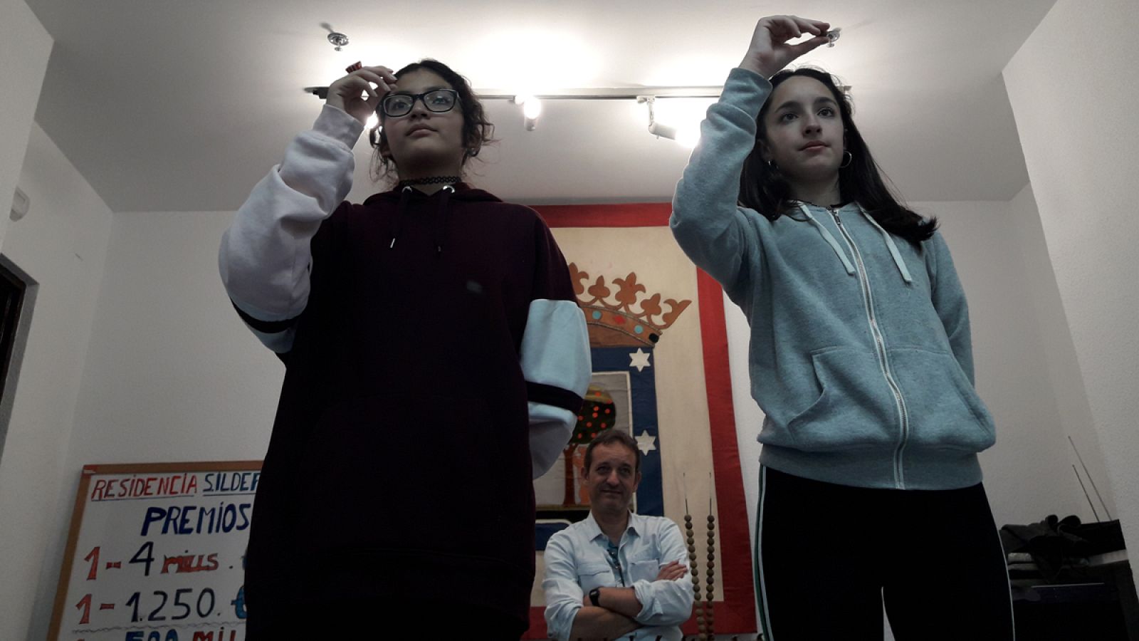 Dos niñas de San Ildefonso cantan durante un ensayo del sorteo de Navidad