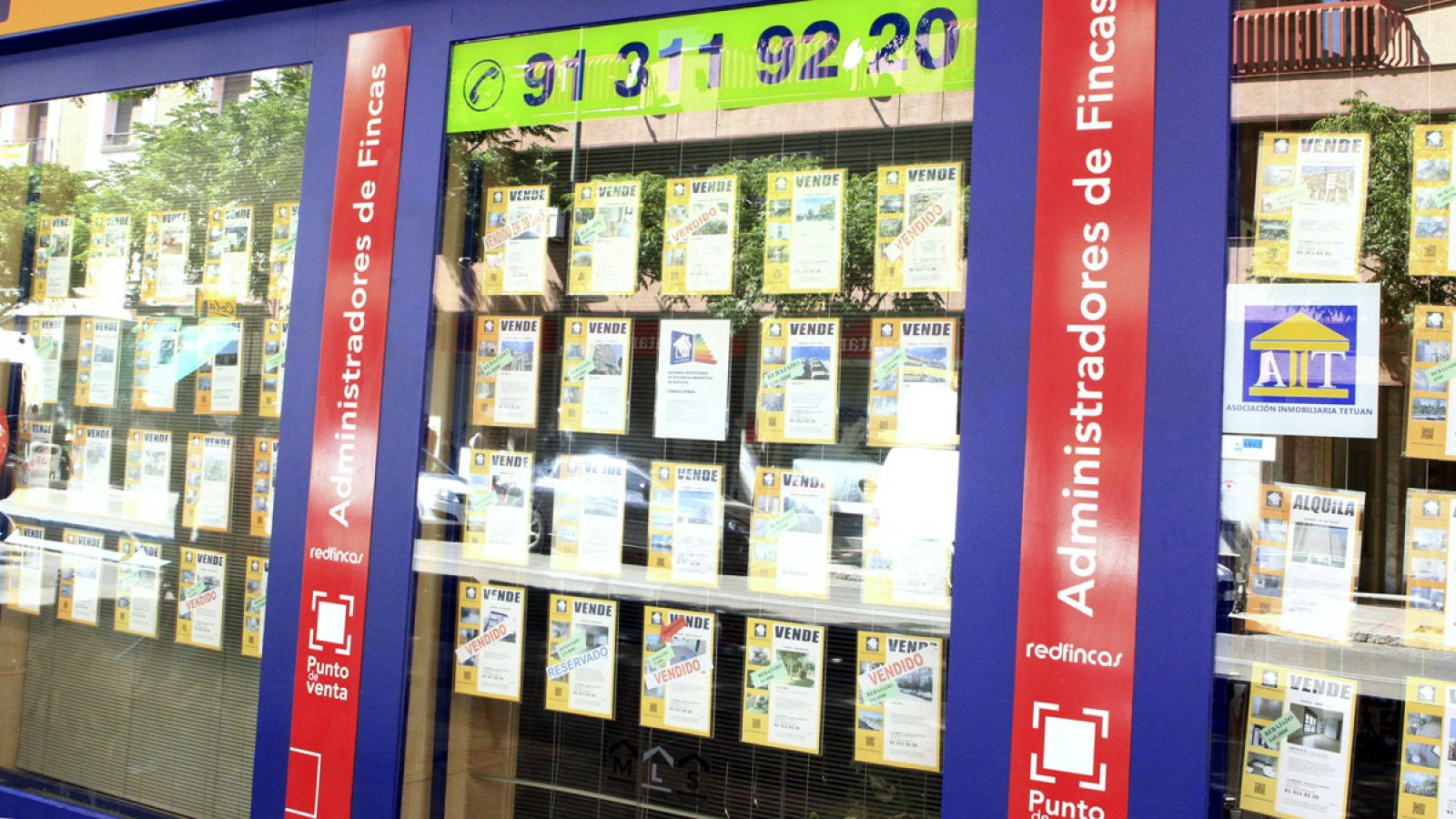 Vista de un escaparate de una inmobiliaria en Madrid, con anuncios de pisos en venta