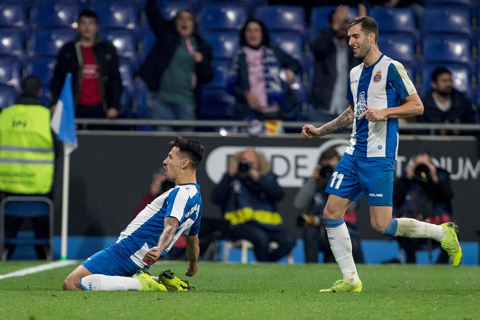 Hernán Pérez (i) y Leo Baptistao celebran el gol españolista durante el encuentro de dieciseisavos de final de la Copa del Rey.