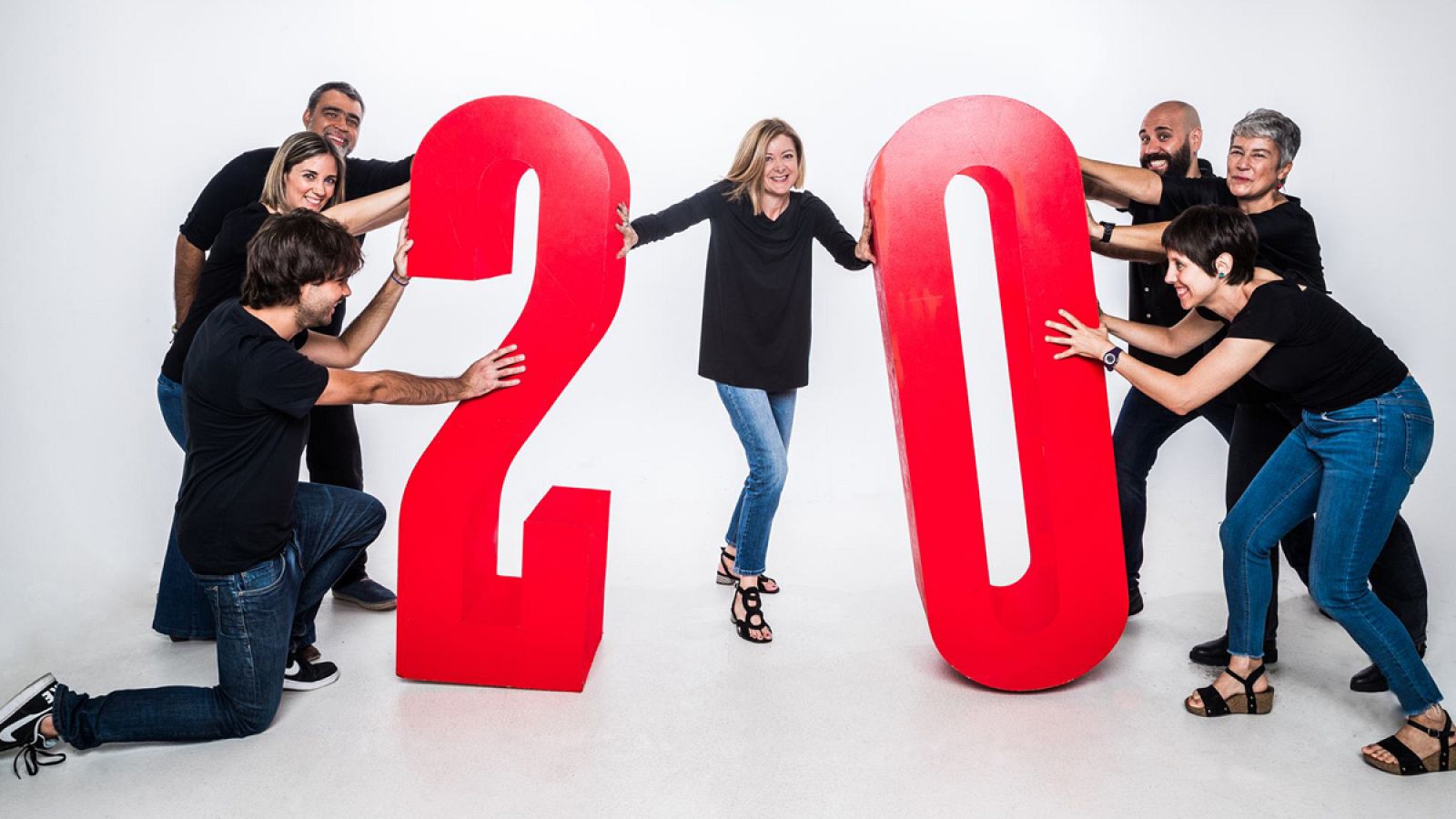 Pepa Fernández rodeada por el equipo de 'No es un día cualquiera'