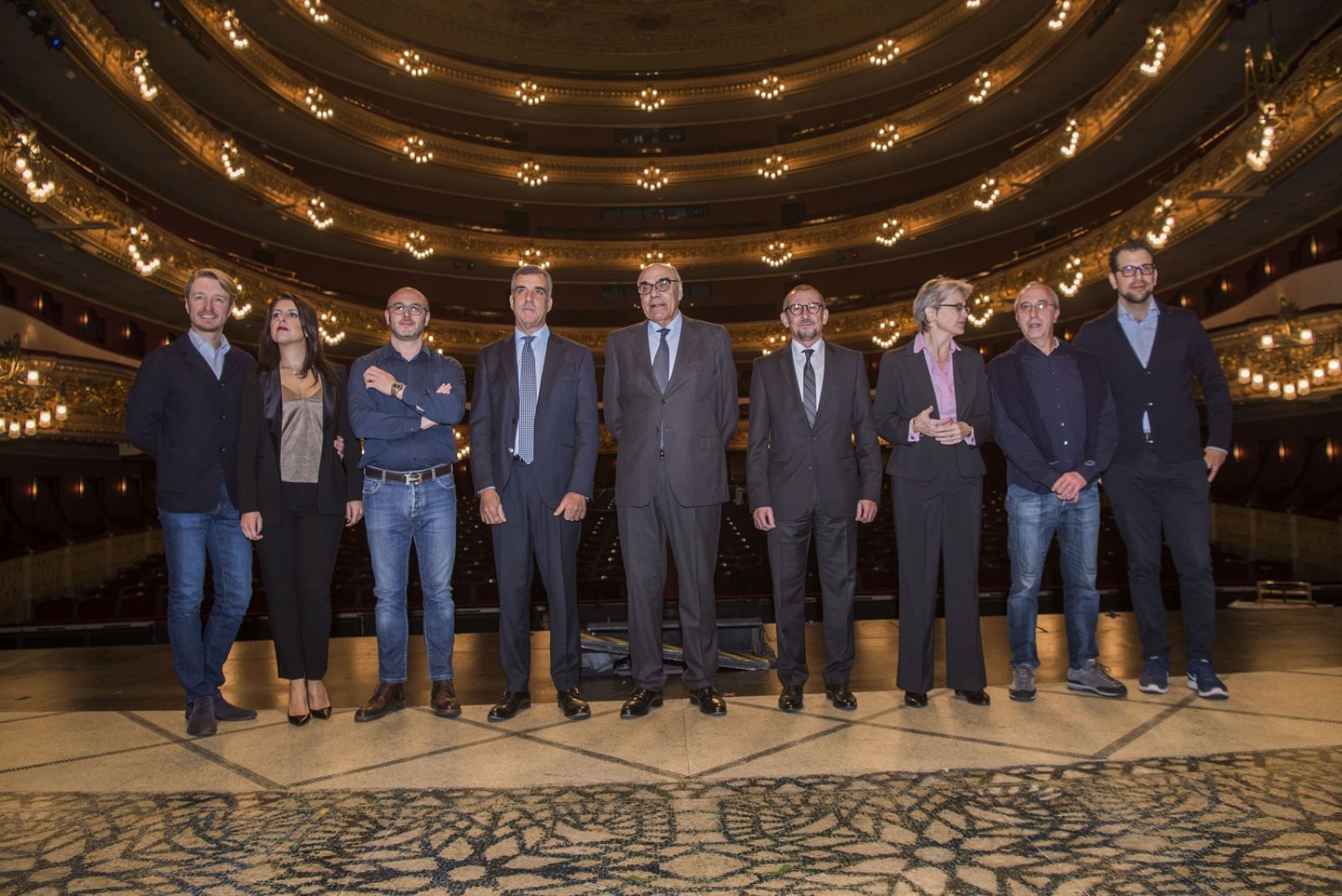 Foto de familia de la presentación en el Liceu