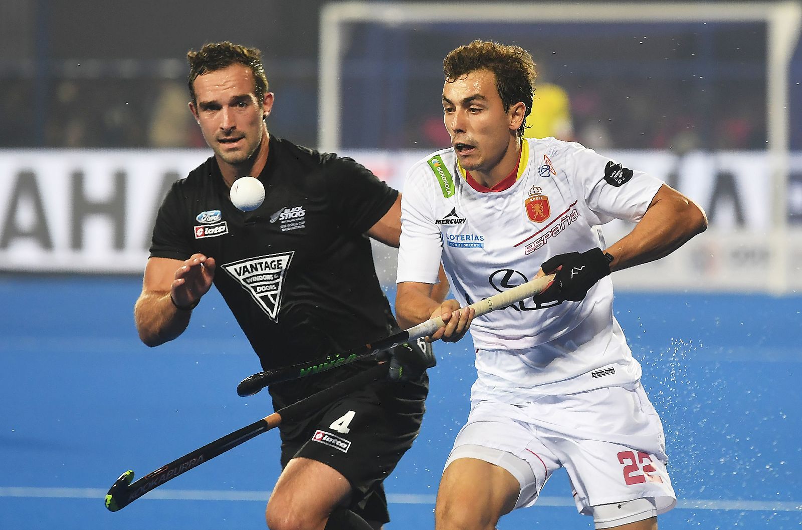 Albert Beltran (d) en disputa con el neozelandés Ricardo Sánchez