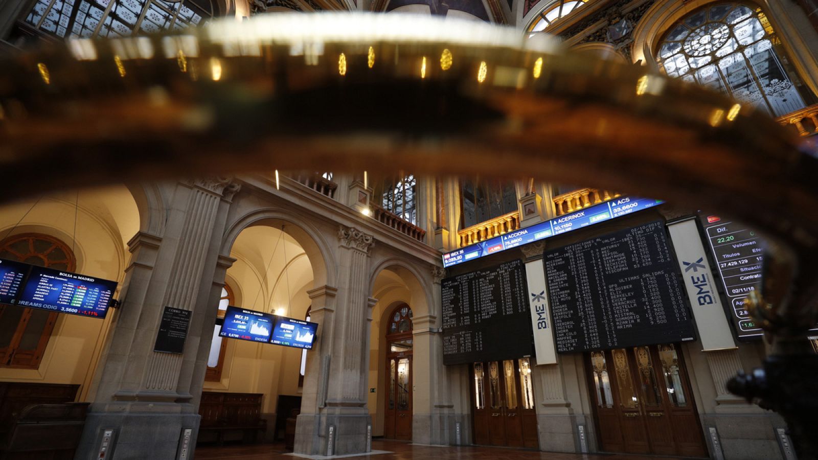 La bolsa española pierde un 2,7%, su mayor caída en 13 meses y roza su mínimo anual