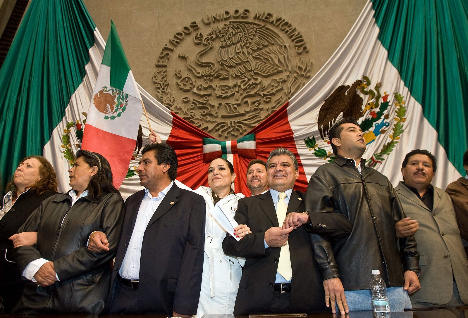 DIPUTADOS CONTRARIOS A REFORMA ENERGÉTICA TOMAN TRIBUNA DEL CONGRESO MEXICANO