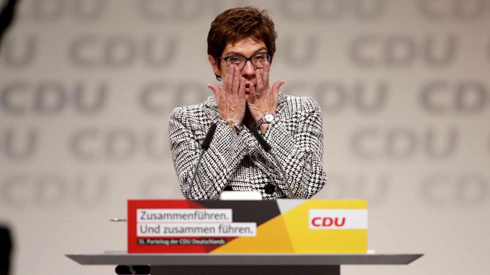 Annegret Kramp-Karrenbauer agradece su elección como presidenta de la CDU.