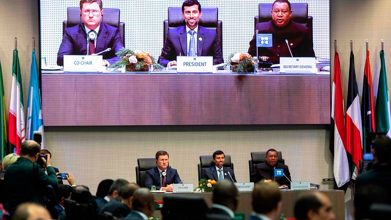 La OPEP y sus aliados pactan retirar 1,2 millones de barriles diarios para sostener los precios