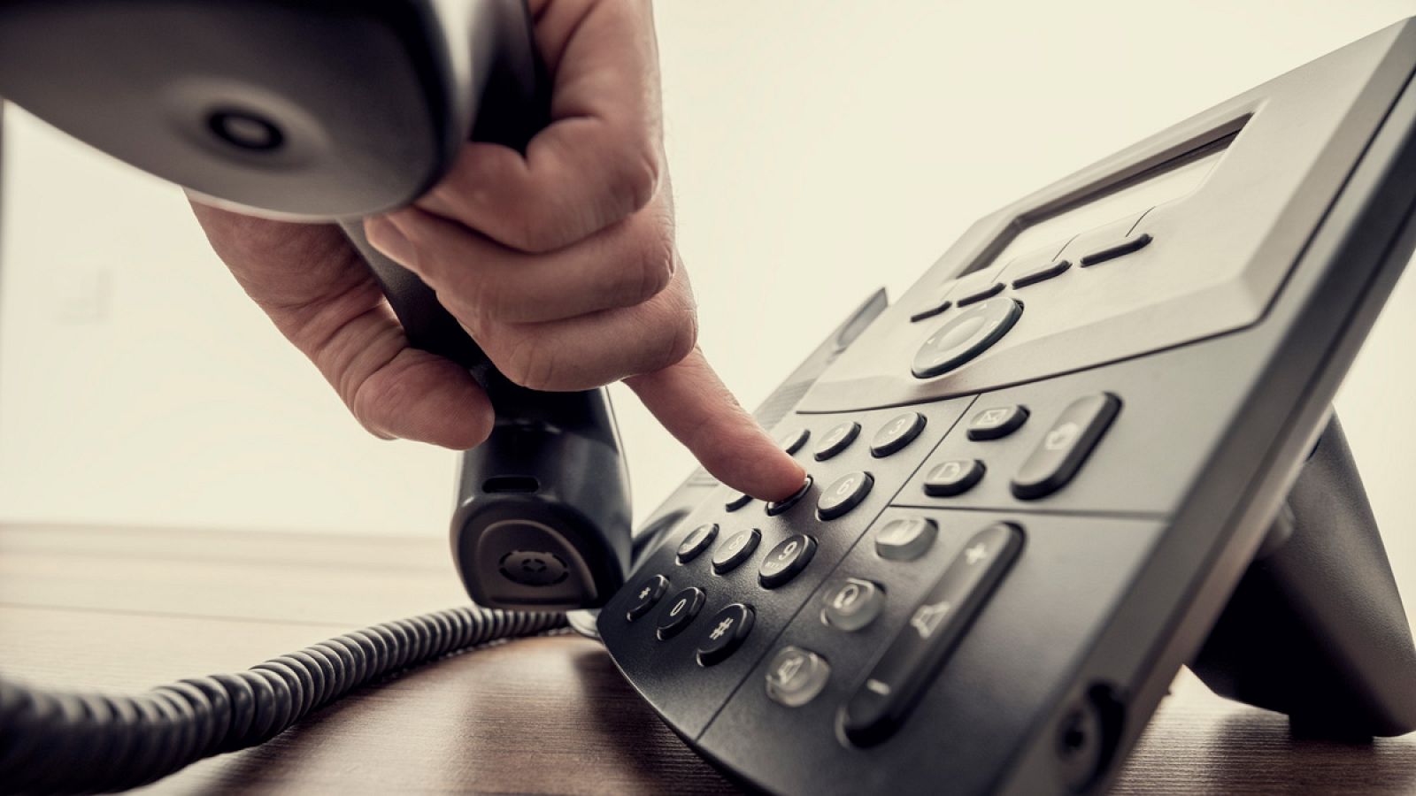 Un hombre marcando un número de teléfono