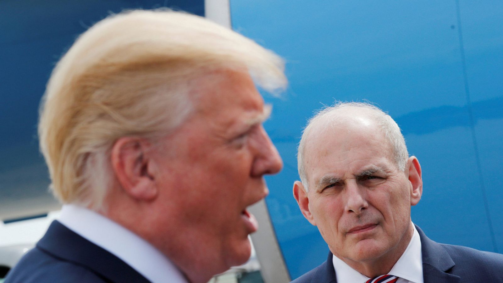John Kelly espera junto al Air Force One mientras Donald Trump atiende a los medios
