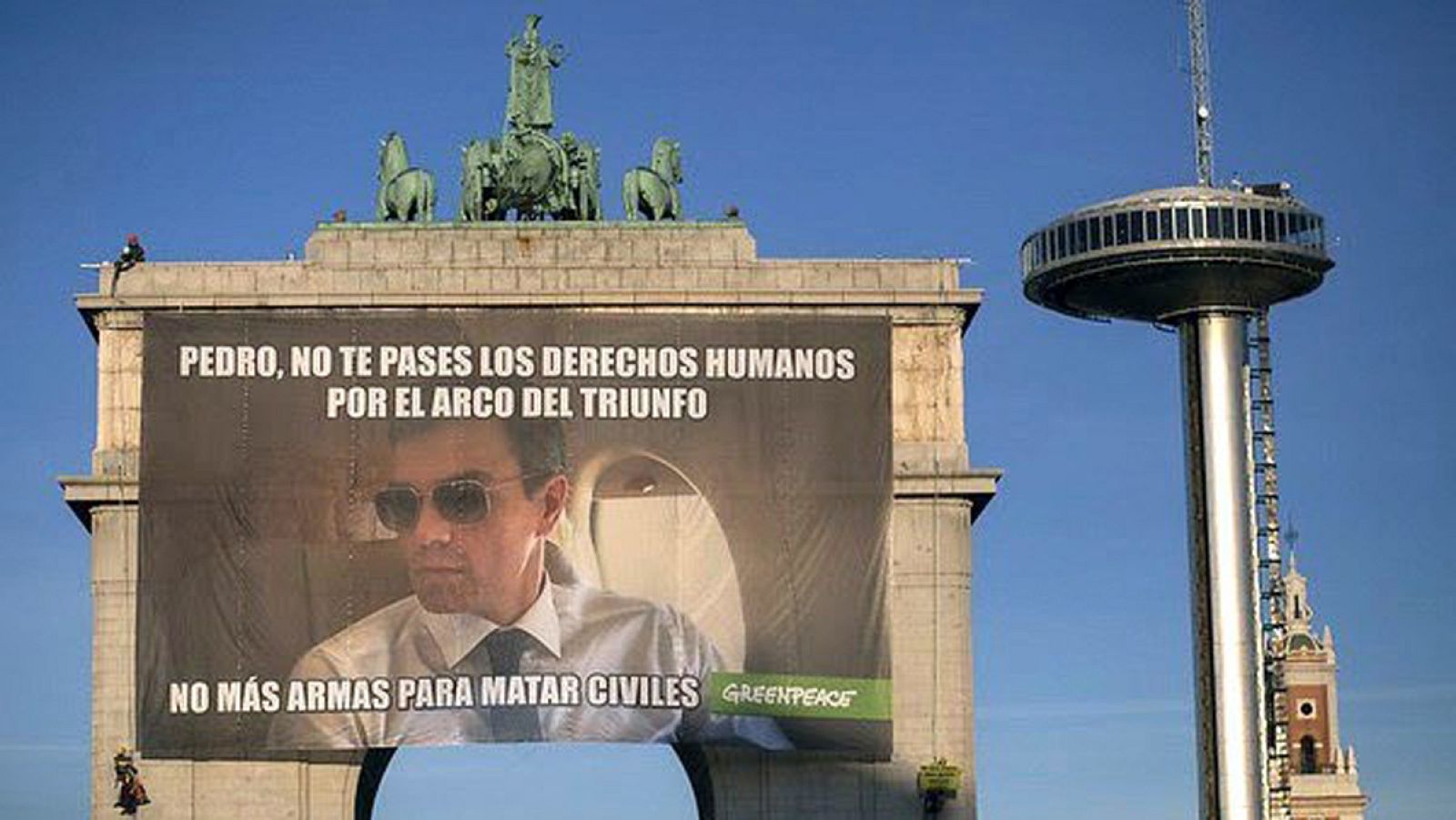 Cartel de Greenpeace en el Arco de la Victoria de Moncloa, en Madrid