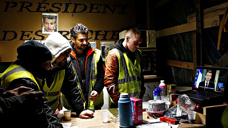 Macron promete subir el salario mínimo y rebajas de impuestos para apaciguar a los 'chalecos amarillos'