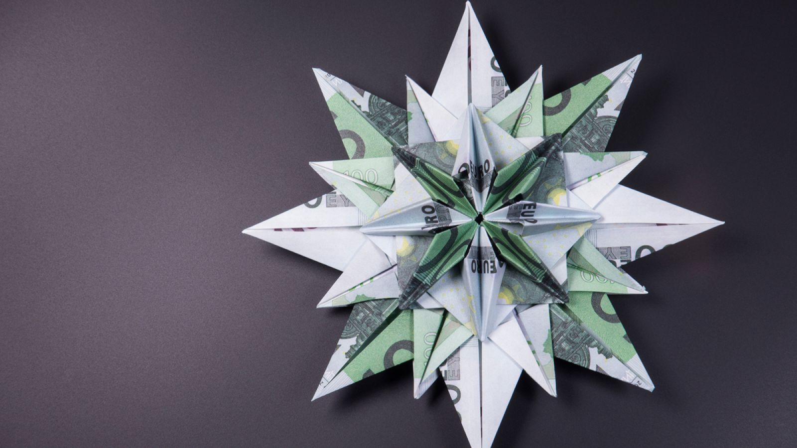 La buena estrella confeccionada con billetes de 100 euros