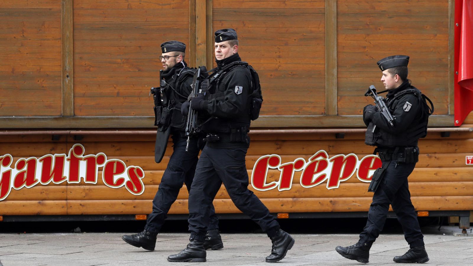 Gendarmes montan guardia cerca del lugar donde se produjo un ataque en Estrasburgo