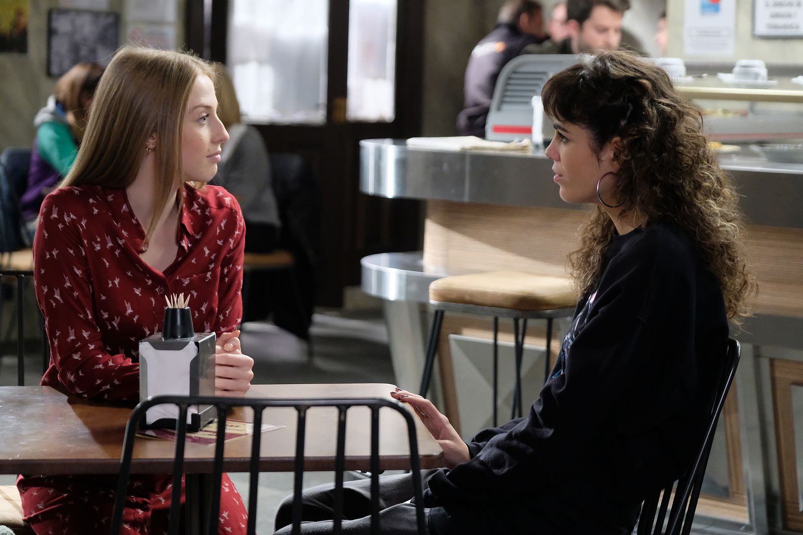 ¿De qué estarán hablando Olga y Paty?