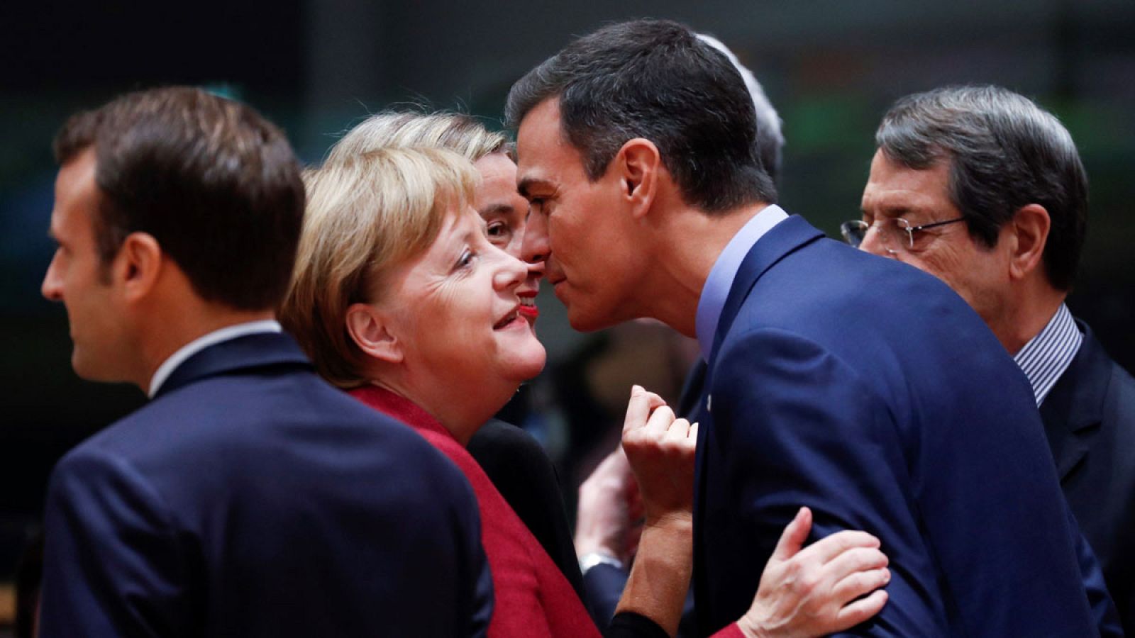Pedro Sánchez saluda a la canciller alemana, Angela Merkel, a su llegada la reunión de líderes de la UE