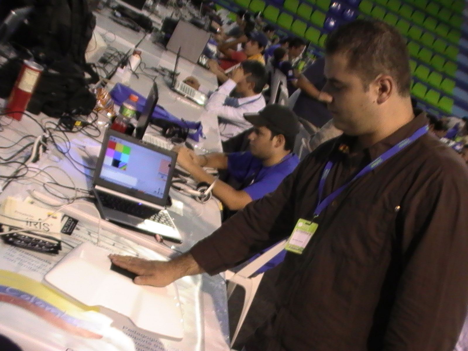 Ver a través de las manos