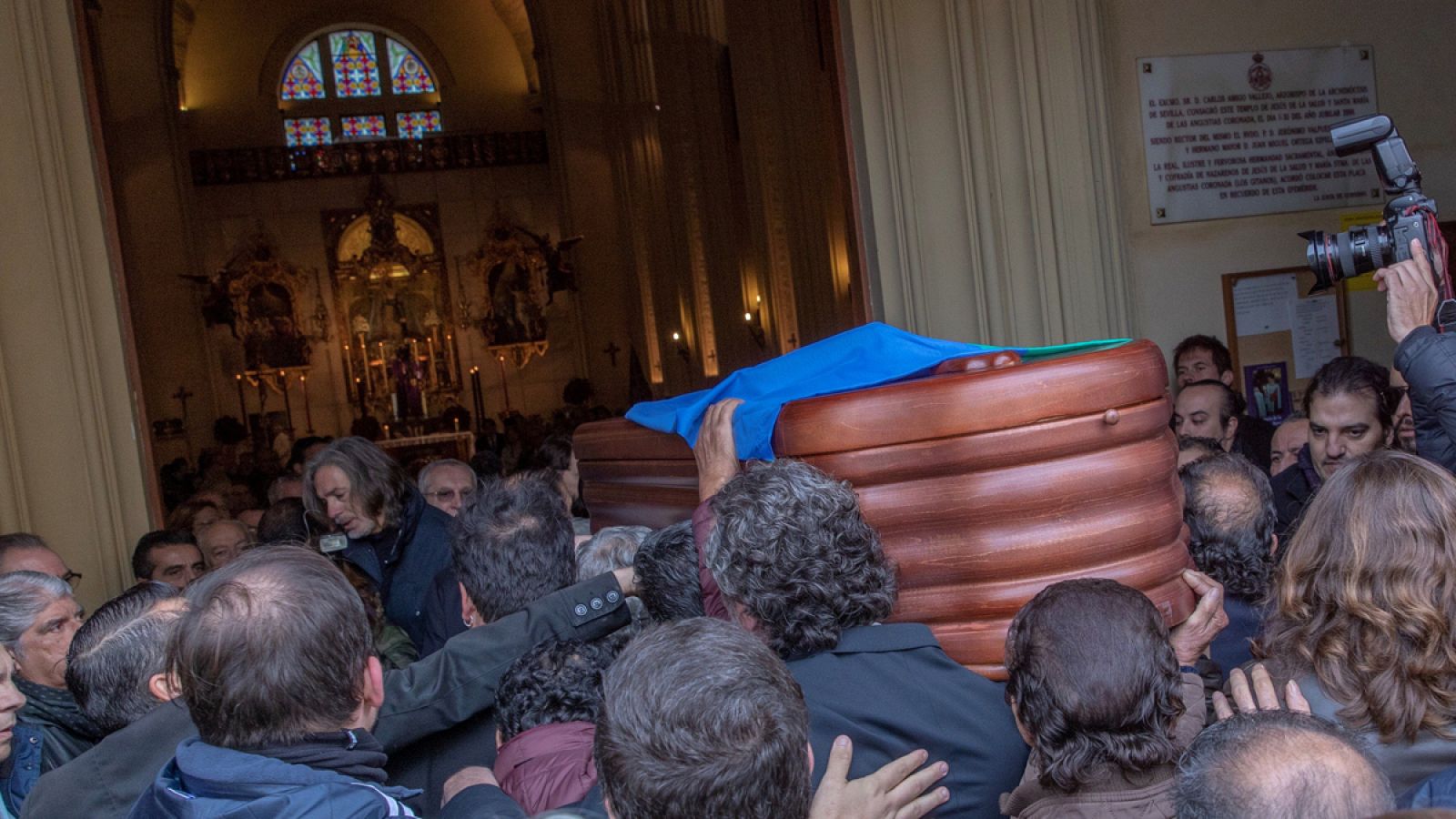 Una multitud de seguidores del cantante flamenco Chiquetete ha abarrotado la Iglesia de los Gitanos, de Sevilla.