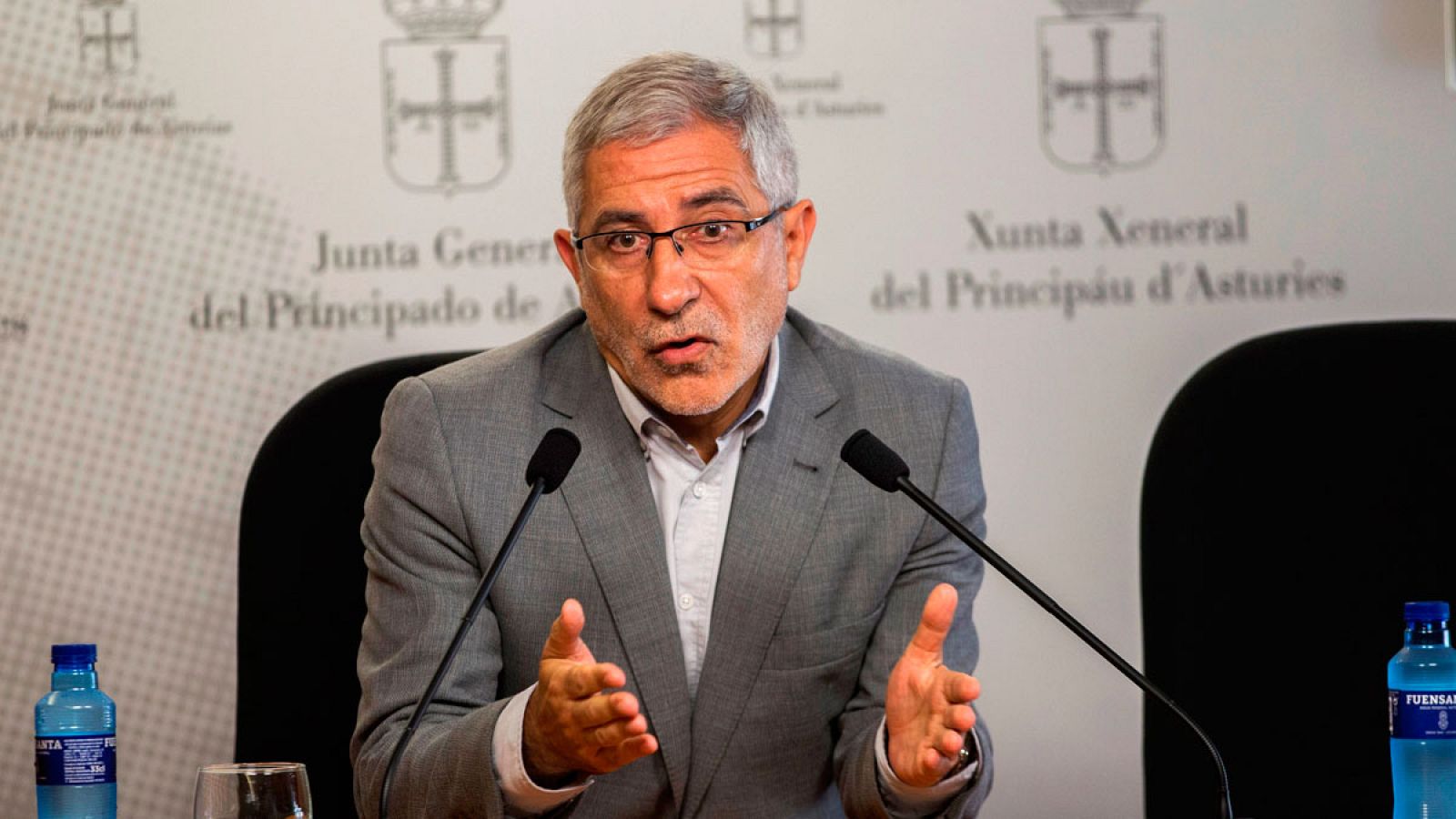 El portavoz oparlamentario de IU, Gaspar Llamazares durante una rueda de prensa