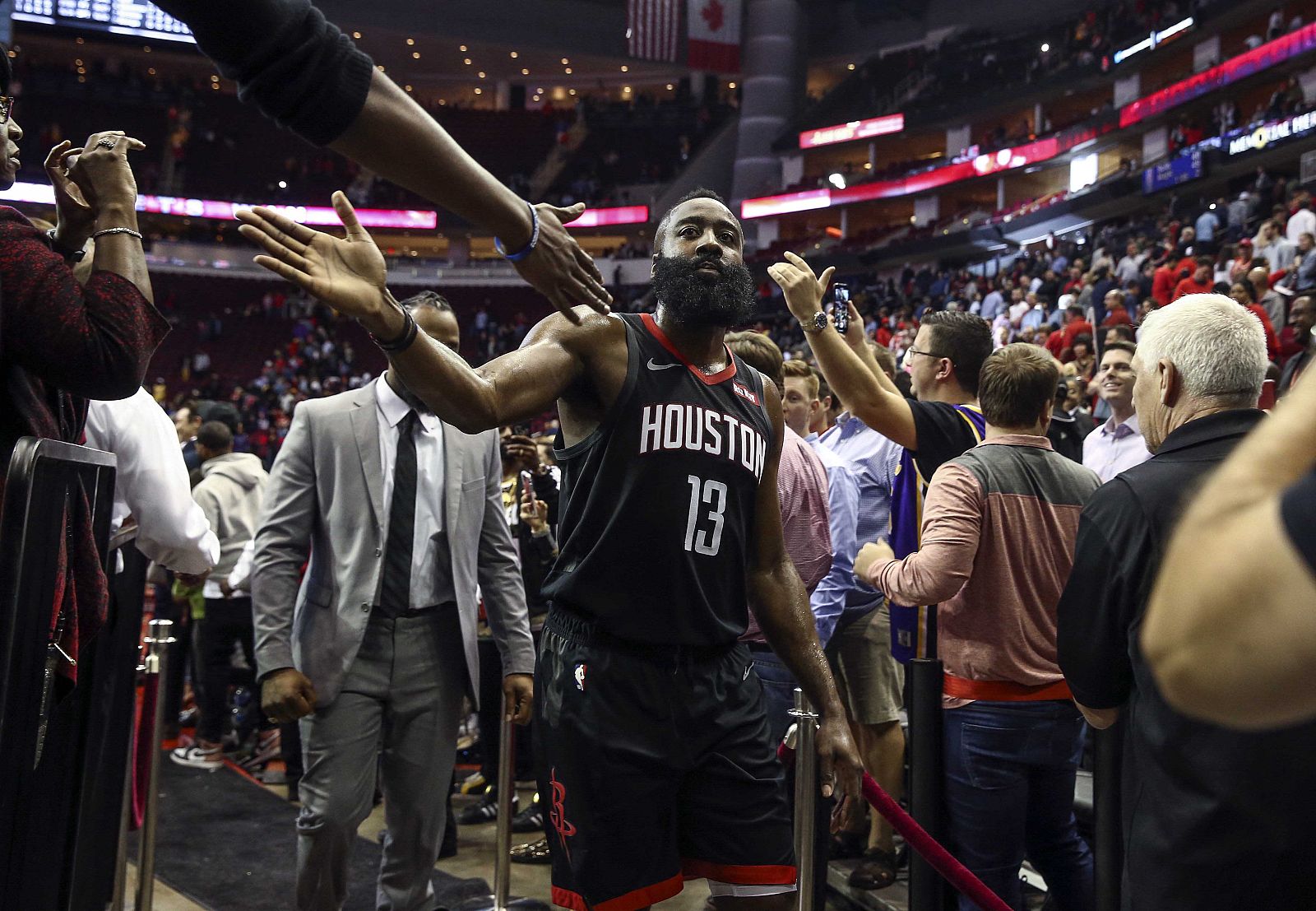 Harden saluda a la afición de Houston