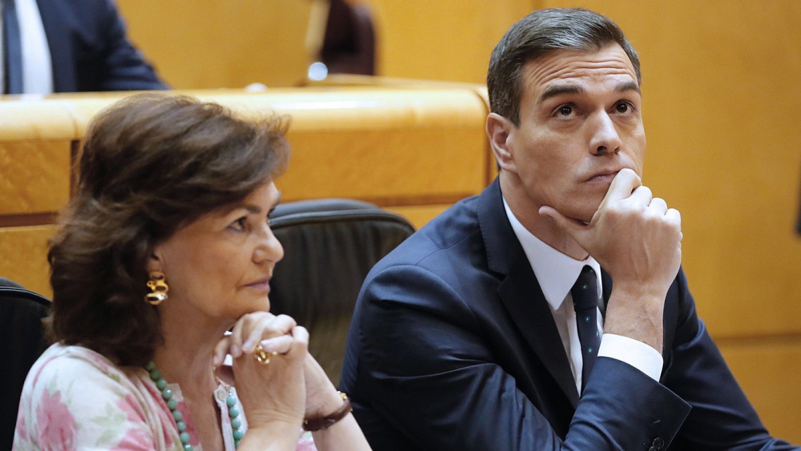 El presidente del Gobierno, Pedro Sánchez, junto a la vicepresidenta del Gobierno, Carmen Calvo, en el Senado