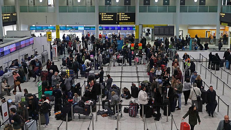 La presencia de drones obliga a cerrar el aeropuerto de Gatwick y atrapa a 100.000 pasajeros