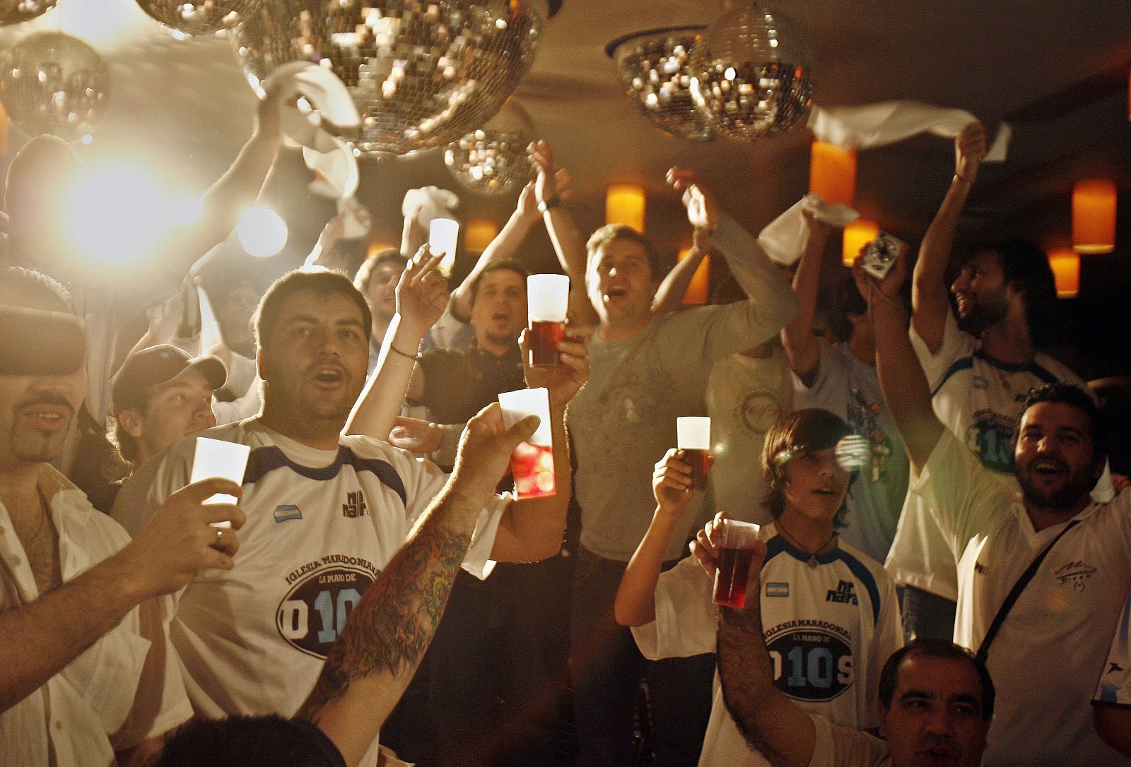 MARADONIANOS CELEBRAN CUMPLEAÑOS DE SU ÍDOLO