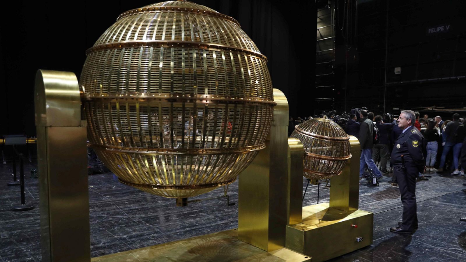 Los bombos ya instalados en el escenario del Teatro Real