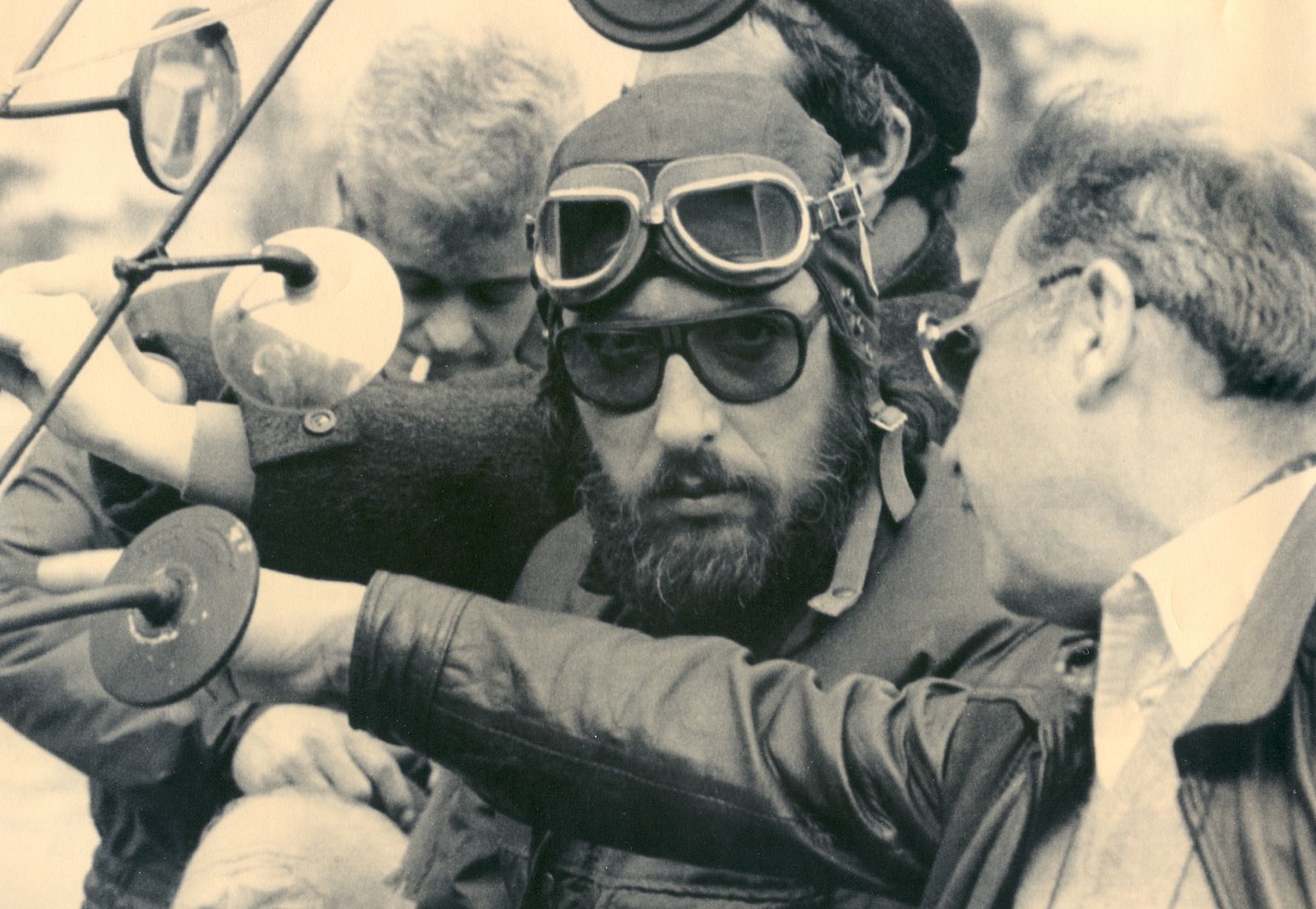 El humorista Eugenio vestido de motero