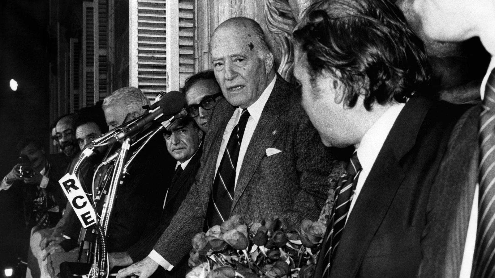 El expresidente de la Generalitat Josep Tarradellas en el balcón de la Generalitat